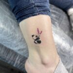 tatouage minimaliste, Petit tatouage panda, fleurs, Alex Kozak, Excess tattoo
