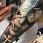 Tatouage réaliste, tatouage papillon, tatouage visage femme, tatouage croix tréflée