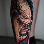 tatouage alien effrayant en couleur, tatoueur Montpellier et Béziers