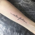 Tres jolie tatouage lettrage sur avant bras