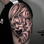 Tatouage réaliste de masques réalistes sur le bras, en noir et obmrages.