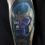 Tatouage marvel, tatouage Thanos sur le mollet