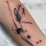 Tatouage en noir de fleur graphique sur l'avant bras
