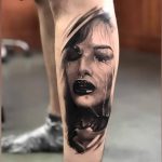 Tatouage portrait de femme sur la jambe