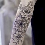 tatouage femin avec fleur sur l'avant bras