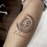 croissant de lune tatouage féminin