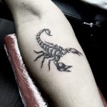 rapahel a tatoué ce scorpion en noir sur un avant bras
