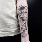 tatoauge avant bras en noir et thème plage, palmier, vague
