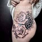Recouvrement d'un vieux tattoo par des roses et un ornemental
