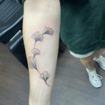 tatouage de fleur sur un avant bras