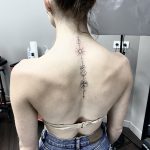 tatouage ornemental dans le dos, tatouage femme