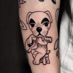 Flash tatouage de Bryan représentant un chien qui joue de la guitare
