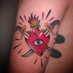 coeur et poignard, tatouage tradtionnel et old school en couleur sur le bras
