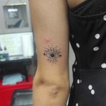 Petit tatouage à Montpellier, oeil en noir