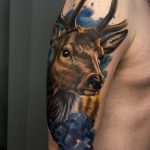 Tatouage réaliste couleur d'un cerf sur le bras