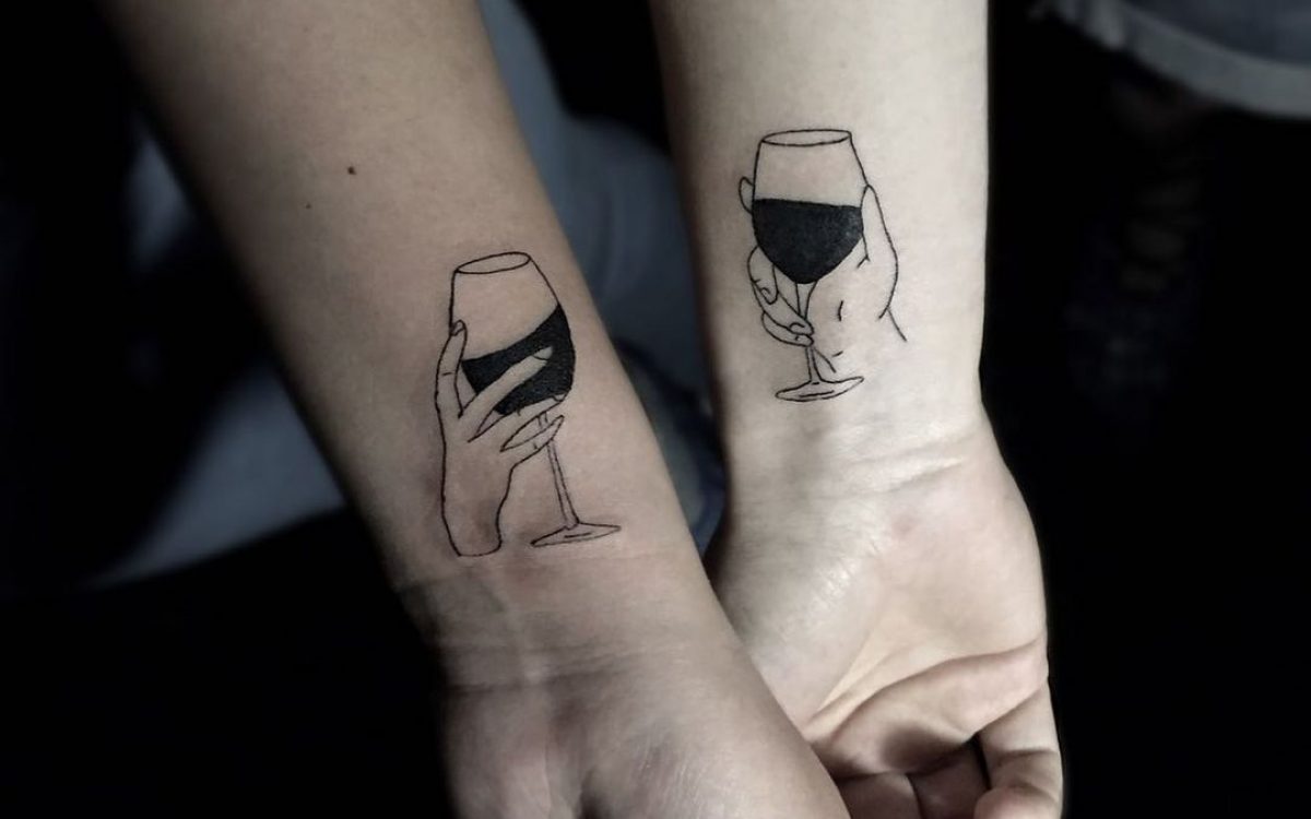 Tatouages verres de vin, tatouages poignets, Alex Kozak, Excess tattoo