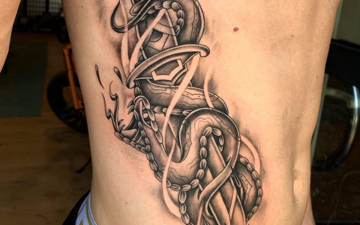 Tatouage homme, tatouage côtes, tatouage dague, tatouage serpent, Javi Vilches, Excess tattoo