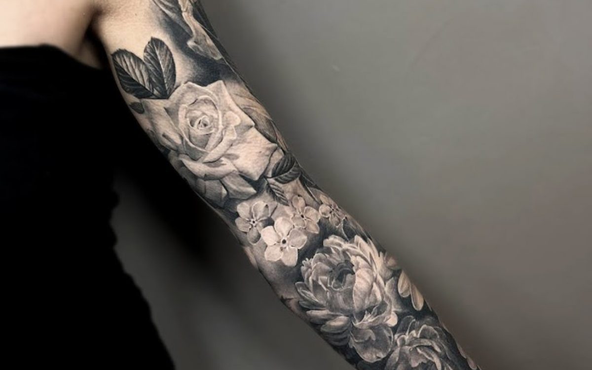 tatouages femme, tatouage fleurs, tatouage tendance, tatouage cover, tatouage bras