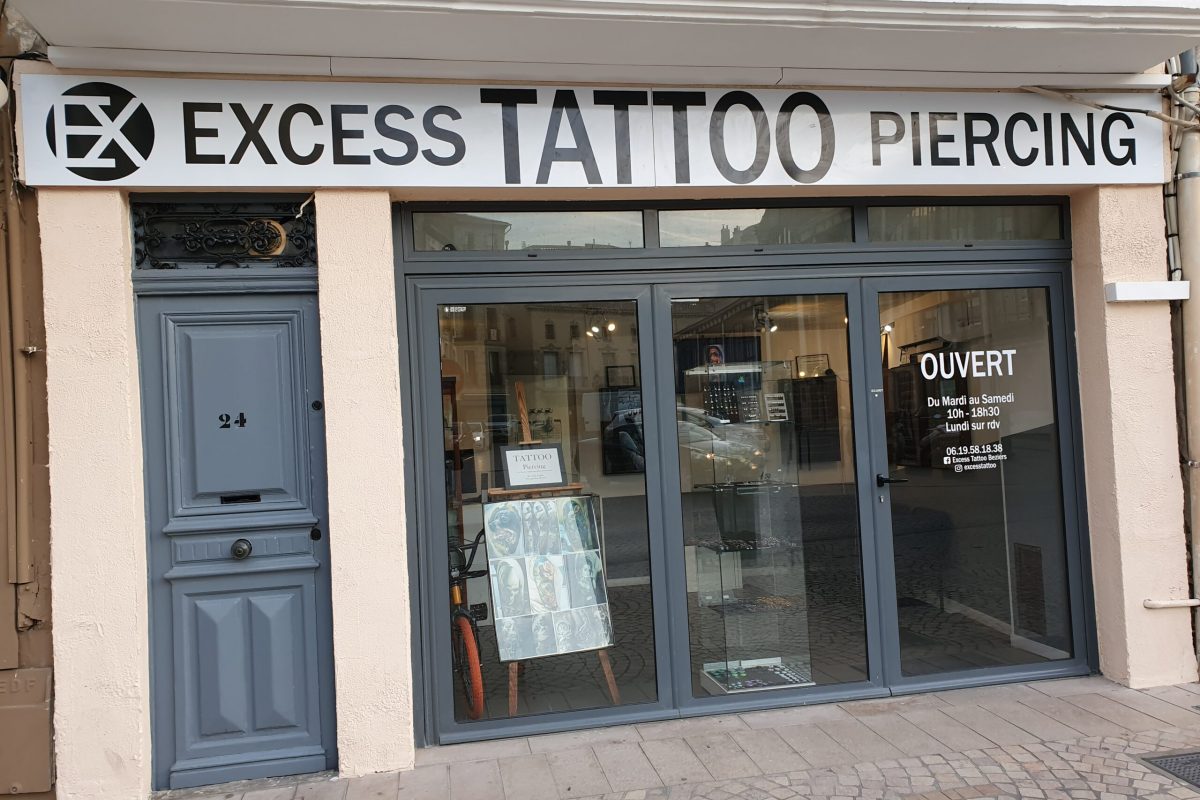 vitrine tatoueur, vitrine tattoo, vitrine piercing, tatoueur béziers, Salon de tatouages et piercings